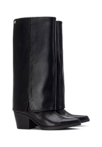 Botas de cuero negras hasta la rodilla con punta afilada, tacón cuadrado y detalle de costura lateral. Textura suave con un diseño elegante.