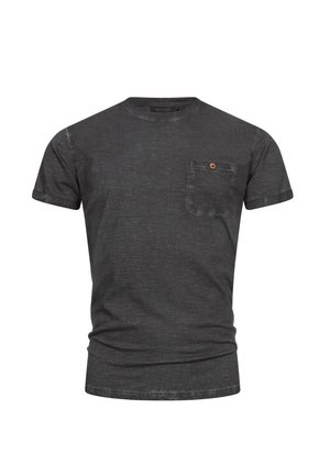 T-shirt grigio scuro a maniche corte con risvolti e una piccola tasca sul petto con un singolo bottone marrone.