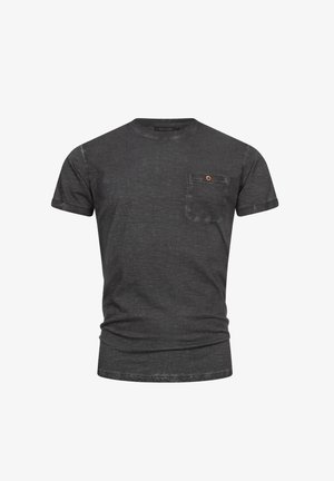 T-shirt grigio scuro a maniche corte con risvolti e una piccola tasca sul petto con un singolo bottone marrone.