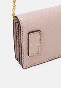 Portafoglio in pelle rosa chiaro con finitura testurizzata, dotato di catena dorata e bordi scuri. Presenta più scomparti e un dettaglio in applique.