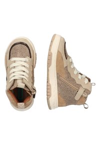 Beige hoge sneakers met een geperforeerde bovenkant, lichtbruine suède accenten, witte veters, zijrits en een gestructureerde rubberen zool.
