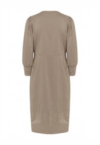 Kreemjas kleit ümmarguse kaeluse, pikade puhvvarrukate, kogumise detailide ja sirge lõikega, mis ulatub kuni säärteni. Sile, mati tekstuuriga.