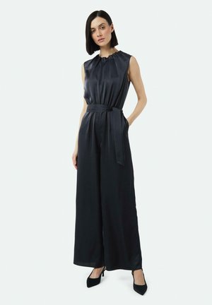 Mouwloze zwarte jumpsuit met een verzamelde halslijn, wijde pijpen en een gestrikt tailleband. Glad, glanzende stofafwerking.