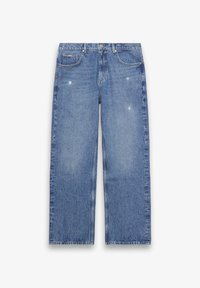 Μπλε τζιν με ίσια γραμμή και ελαφρύ φθαρμένο εφέ, σχέδιο με πέντε τσέπες, κλείσιμο με κουμπί και φερμουάρ, απλωμένο επίπεδα σε λευκό φόντο.