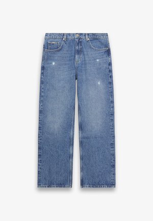 Blå jeans med rette bein og lett distressing, femlommers design, knapp- og glidelåslukking, vist flatt på hvit bakgrunn.