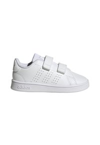 Białe sneakersy Adidas z dwoma paskami na rzepy, perforowanymi detalami po bokach i teksturowaną podeszwą, pokazane od zewnętrznej strony na białym tle.