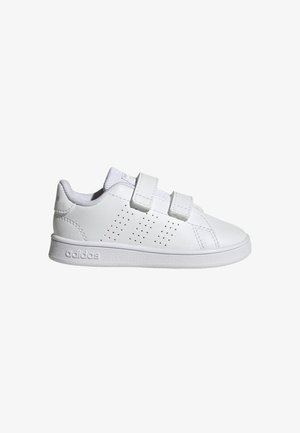 Zapatilla blanca de Adidas con dos correas de velcro, detalles perforados en los laterales y una suela texturizada, mostrada desde el lado exterior sobre un fondo blanco.