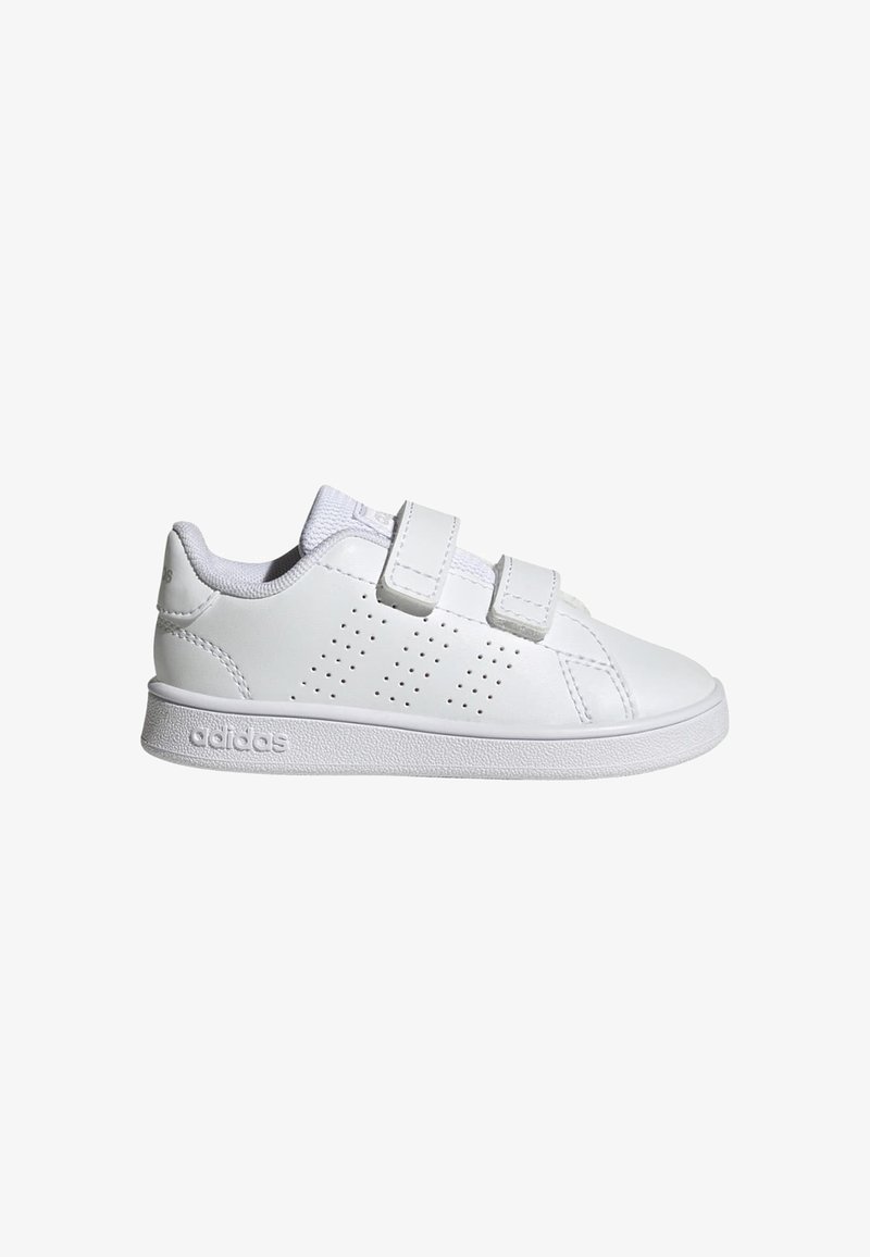 Białe sneakersy Adidas z dwoma paskami na rzepy, perforowanymi detalami po bokach i teksturowaną podeszwą, pokazane od zewnętrznej strony na białym tle.