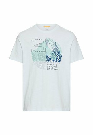 Biały t-shirt z krótkim rękawem z okrągłym nadrukiem przedstawiającym linie mapy, liście roślin, współrzędne oraz tekst "GOTOWI DO ODKRYWANIA OD 1977" na przodzie.