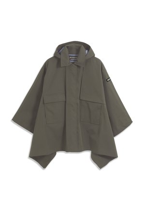 Olivovo zelený dažďový pončo s kapucňou, dvoma prednými vreckami, širokými rukávmi a značkovou nášivkou na hornej časti rukáva.