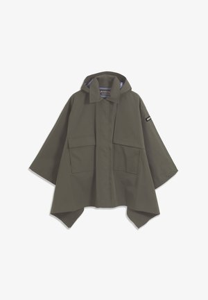 Olivovo zelený dažďový pončo s kapucňou, dvoma prednými vreckami, širokými rukávmi a značkovou nášivkou na hornej časti rukáva.