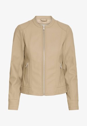 Beige Kunstlederjacke mit rundem Ausschnitt, Reißverschluss vorne, seitlichen Taschen und gesteppten Details an den Schultern und Ärmeln.