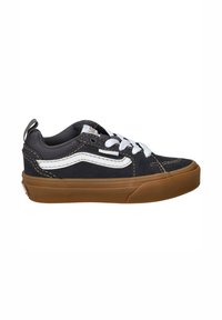 Zapatillas de ante negro con acentos en blanco, cordones planos blancos y suela de goma marrón. Presenta una clásica franja lateral y detalles cosidos.