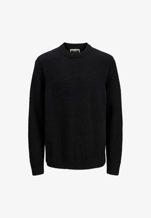 Brązowa i kremowa kurtka varsity z prążkowanymi mankietami i kołnierzem, z przednim logo; w połączeniu z czarnymi spodniami i ciemnymi butami.