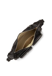 Sac à main en cuir noir avec une fermeture éclair, intérieur spacieux doublé de tissu clair, doté d'une petite poche et d'accents en argent.