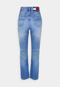 Vaqueros rectos de tiro alto en azul claro con bolsillos traseros y parche con el logotipo de Tommy Jeans en la cintura.