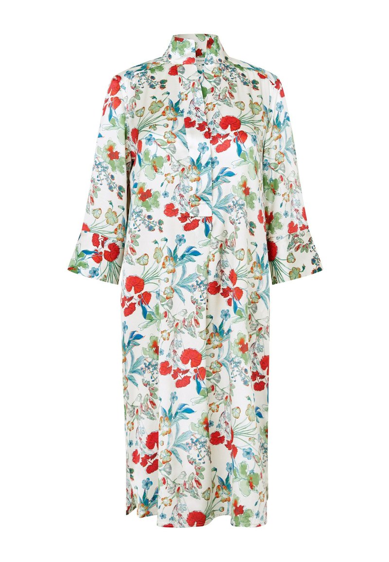 Robe en tissu léger à motif floral blanc avec accents rouges et verts, col discret et manches trois-quarts. Dispose de poches latérales.