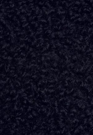 Czarna, teksturowana tkanina o miękkiej, puszystej powierzchni z pętelkowymi włóknami. Materiał ma głęboki, intensywny kolor z równomiernym wzorem.