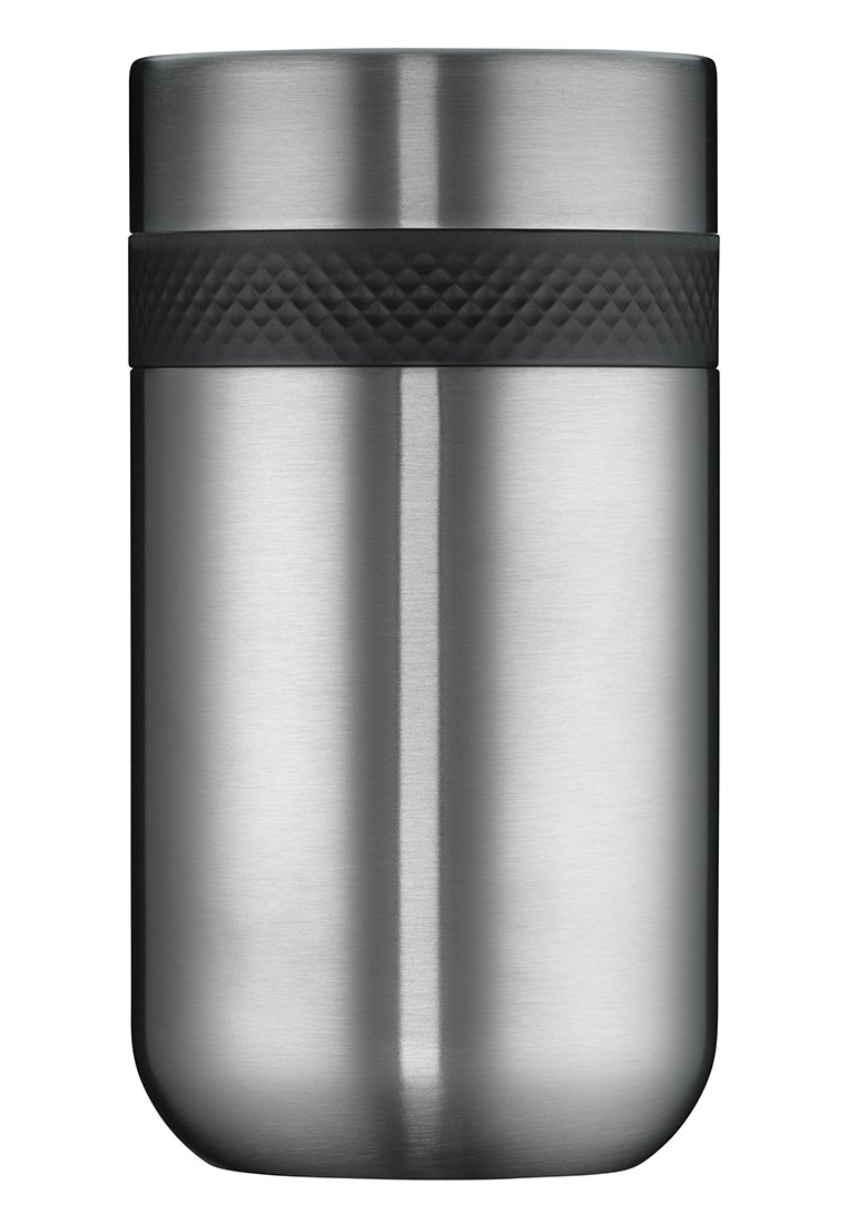 Izolowany kubek ze stali nierdzewnej o szczotkowanej powierzchni, z czarnym teksturowanym gumowym uchwytem na środku. W zestawie regulowana pokrywka.