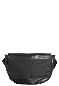 Svart meddelandepåse med en texturerad tygkropp, en blank fusk läderflik och justerbar rem för mångsidig bärmöjlighet.