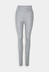 Szare legginsy z wysokim stanem, wykonane z miękkiego, teksturowanego materiału; dopasowany krój z delikatnym wzorem i małym logo blisko pasa.