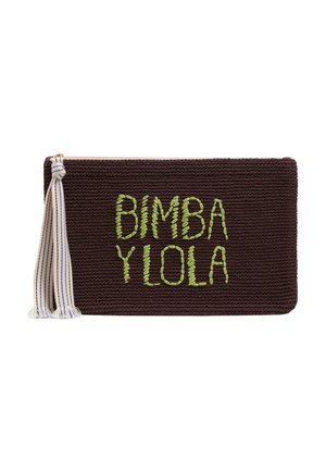 Bolso de mano marrón tejido con cremallera con tassel blanco a rayas y texto bordado verde "BIMBA Y LOLA" en el frente.