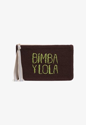 Brązowa pleciona kopertówka z białym, paskowanym suwakiem z chwostem i zielonym haftowanym napisem „BIMBA Y LOLA” z przodu.
