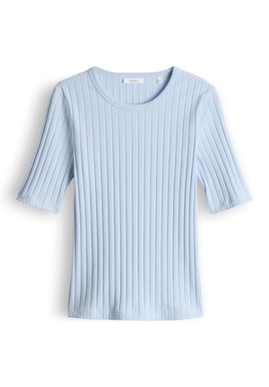 Top azzurro chiaro a maniche corte in maglia coste, con scollo rotondo, silhouette aderente e righe verticali strutturate.