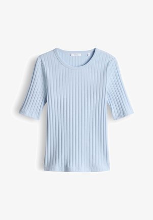 Top azzurro chiaro a maniche corte in maglia coste, con scollo rotondo, silhouette aderente e righe verticali strutturate.