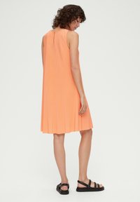 s.Oliver MIT PLISSEEFALTEN - Sukienka z dżerseju