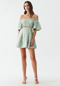 THE FATED PIERRE - Vestido informal - sage green