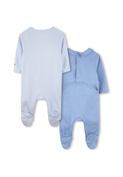 Deux grenouillères pour bébé dans des teintes de bleu doux, en coton, avec des manches longues, un design à pieds et des fermetures à pression pour un habillage facile.