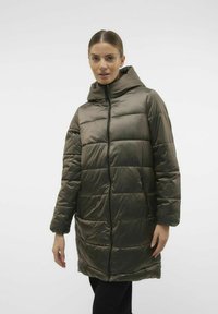 Olivově zelený péřový kabát s kapucí, horizontální prošívaný vzor, přední zip a boční kapsy. Lehký, lesklý materiál.