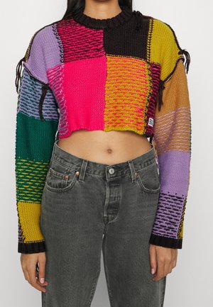 Gehäkelter, kurzer Pullover mit einem Patchwork-Design in Lila, Pink, Grün und Gelb, verziert mit texturierten Akzenten und langen Ärmeln.