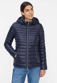 Marineblaue Daunenjacke mit Kapuze, horizontalem Steppmuster, durchgehendem Reißverschluss und Seitentaschen. Weicher, glänzender Stoff und Kordelzugdetails.