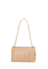 Borsa a mano in pelle beige con texture trapuntata, forma rettangolare, tracolla in catena color oro e accenti hardware circolari.