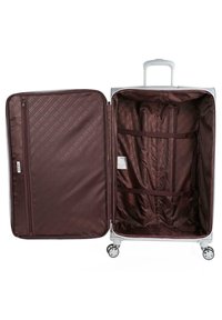 Maleta rígida plateada con un interior marrón que presenta un forro estampado. Incluye un bolsillo con cremallera y correas ajustables para asegurar los objetos.