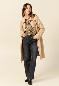 BONOBO Jeans MIT KURZEN ÄRMELN - T-shirt med print - camel