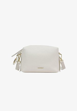 Sac bandoulière en cuir blanc texturé avec ferrures dorées, sangle réglable, fermeture éclair et petite plaque avec le nom de la marque au centre avant.
