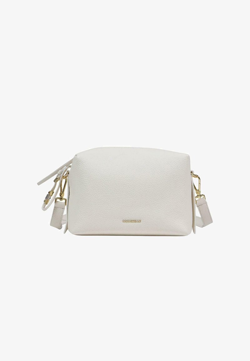 Witte crossbodytas van getextureerd leer met gouden hardware, verstelbare riem, ritssluiting en een klein merknaamplaatje middenvoor.