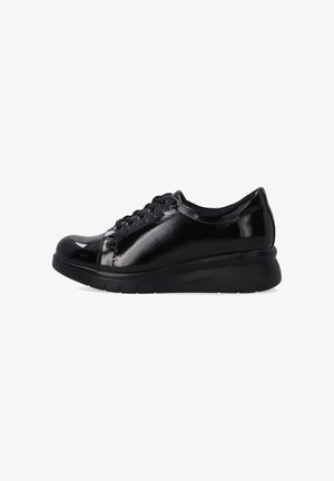 Schwarze Lackledersneaker mit runder Schuhspitze, Schnürdesign, strukturiertem Gummisohle und gepolstertem Absatz für zusätzlichen Komfort.