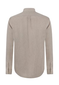 Camisa de manga larga beige con cuello abotonado, fabricada en tejido texturizado, que presenta un plisado central y detalles de botones en los puños.