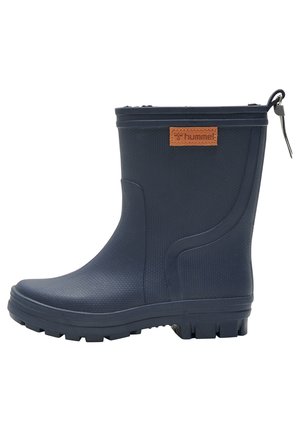 Bottes en caoutchouc navy à hauteur de cheville avec surface texturée, un patch logo marron et une semelle robuste conçue pour l'adhérence. Caractérisées par une languette pour un enfilage facile.