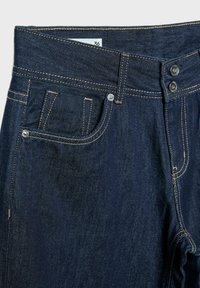 Jean en denim bleu foncé à la taille avec fermeture à double bouton, poche avant, poche à monnaie, et étiquette de taille visible indiquant 36.