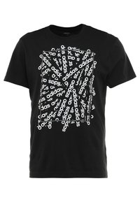 Mustat puuvillapaidat, joissa on valkoinen graafinen design, jossa toistuu "adidas"-tekstiä eri suuntiin suorakulmaisen kehän sisällä.