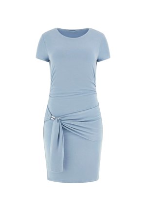 Robe bleu clair en tissu doux, dotée d'un col rond, de manches courtes et d'un détail torsadé sur le côté avec un accent de lien.