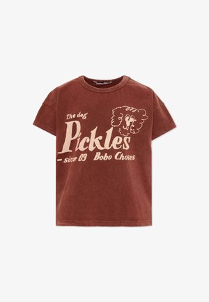 Korte mouw T-shirt in roestkleur met beige tekst "The dog Pickles - since 09 Bobo Choses" en een eenvoudige illustratie van een hondengezicht.