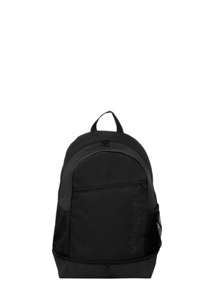 Sac à dos de sport noir avec plusieurs compartiments zippés et une poche latérale en filet, conçu pour un usage décontracté ou sportif.