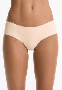 Beige naadloze hipster slipjes gemaakt van een soepele stof, met een brede tailleband en een minimalistisch ontwerp met een strakke afwerking.