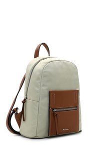 Hellgrüner Rucksack mit runder Form, ausgestattet mit einer braunen Lederfronttasche und einem Reißverschluss, ergänzt durch braune Riemen und Akzente.